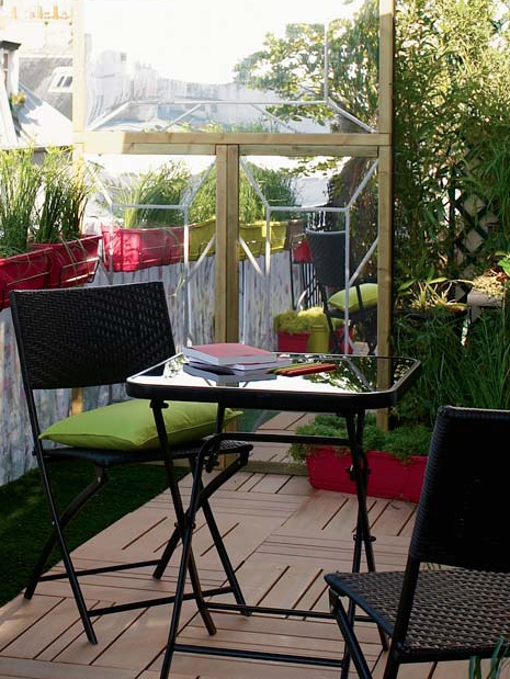 arreglo y decoración de pequeño balcón, valla de madera y rollo de pasto Decoración de balcones de césped en rollos y losa de madera 50X50 y vallado de madera