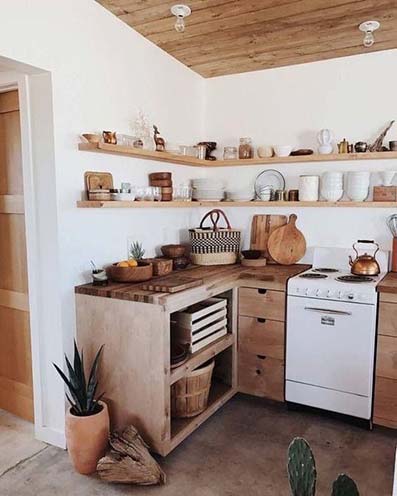 Cocina rustica con muebles tratados en madera natural con estanterías a juego