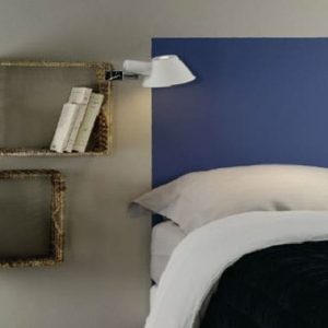 cabecero de color azul pintado directamente en la pared gris perla