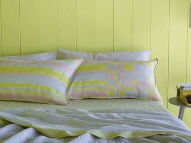 Decoración de dormitorios en tonos pastel.  Pintura de pared, sábana, cuadros y almohada de color verde suave Little Greene de la colección Spring Society