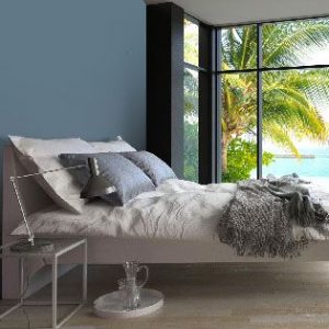Una pintura azul a juego con las almohadas, una buena idea para renovar su habitación y crear un ambiente acogedor con ropa de cama de color gris, lino y marfil.