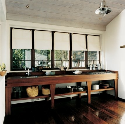 En un mueble de cocina hecho a medida, una encimera de madera exótica de ipe 