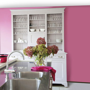 El rosa en el color de la pintura de la cocina está de moda con un antiguo buffet renovado con pintura blanca.  La encimera y el fregadero de acero inoxidable aportan contraste y modernidad.  Pintura rosa V33