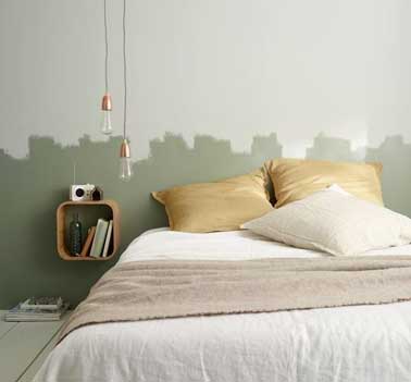 Este original cabecero está dibujado directamente en la pared con pintura.  En contraste con el color del dormitorio, aporta una decoración envolvente.