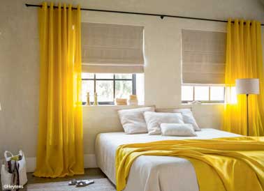 Instale hermosas cortinas para realzar la decoración de su habitación.  En color amarillo en esta habitación, aportan luz y crean una atmósfera suave.