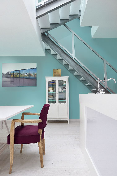 Escalera y muebles blancos de diseño, estilos mixtos, paredes verde mar, esta cocina tiene algo para seducir a todos los cocineros y grandes chefs.  Tendencias de pintura interior Zolpan 