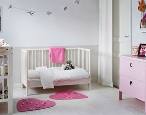 Una decoración 100% princesa para la habitación de esta niña con suaves tonos de rosa y blanco.  ¡Nos encanta la cómoda de diseño femenino para usar hasta la adolescencia!
