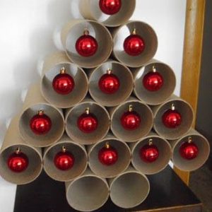Un árbol de Navidad fácil de hacer tú mismo con rollos de papel y unas bolas rojas