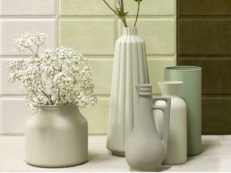Color verde.  Conjunto de jarrones de cerámica verde agua y celadón para crear un ambiente zen y natural en el salón