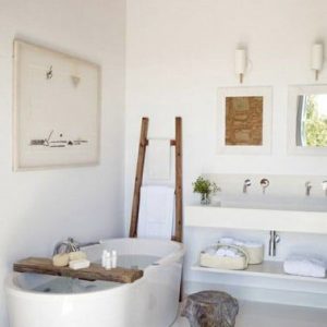 Bañera independiente, colores naturales, pintura blanca, toques de madera y una pequeña planta, ¡la decoración es decididamente zen en este baño ultra relajante!