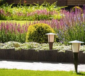 ¡Efecto natural para delimitar el camino del jardín o un macizo de flores en el exterior gracias a un borde decorativo de imitación de madera ultra elegante!