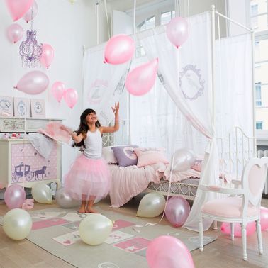 Este dormitorio de princesa rosa es amplio y luminoso gracias a muebles y accesorios bien elegidos.  ¡Atrévete a usar la cama con dosel y la divertida alfombra Rayuela!