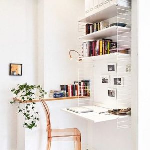 El rellano, un lugar súper inteligente para montar una pequeña oficina que no carece de encanto cuando falta espacio en la casa.  Aquí hay un rincón de oficina blanco muy decorativo y súper práctico.