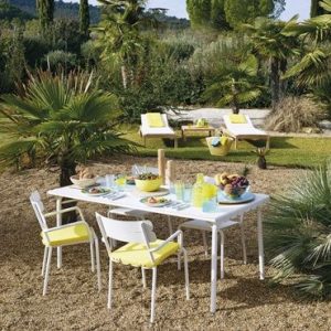 Instale un espacio pequeño, agradable y cómodo en el jardín para sus comidas en familia o con amigos y aproveche al máximo el sol en los días soleados.