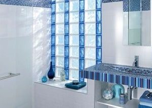 ladrillos de vidrio para reemplazar ventana en un baño.  adoquín de vidrio balnc y azul Lapeyre