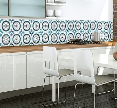 Un papel tapiz con patrón de baldosas de cemento en la cocina es una idea decorativa de moda para renovar un salpicadero o incluso las paredes.  En vinilo es lavable y resistente.
