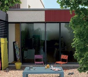 La pintura exterior multimaterial de V33 se puede utilizar para pintar contraventanas de madera, puertas de garaje metálicas, ventanas de PVC con una carta de colores de 26 colores que armonizan para embellecer nuestros exteriores.