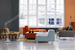 Yeso mineral para paredes de salón color gris cemento y arcilla a juego con los colores del sofá y sillones