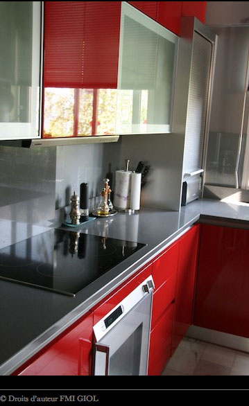 Encimera de granito gris y muebles de cocina rojos