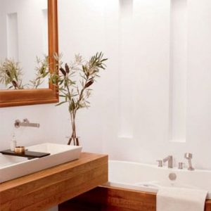 ¡Actitud zen en este bonito baño que mezcla blanco y madera en la decoración!  Parquet y bañera pequeña para un estilo refinado y una habitación agradable