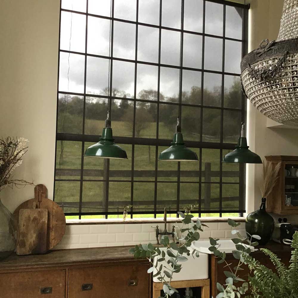 mosquitera de ventana en una cocina - atractivo sombreado