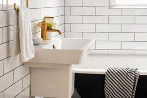 Azulejos y loza en blanco y negro, accesorios de latón, bañera independiente, agregue una dosis de ropa de baño a juego, el cóctel decorativo perfecto para un baño retro