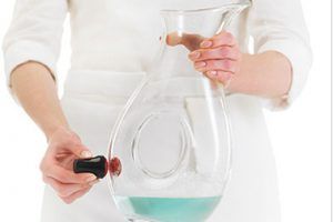 limpiar una jarra de vino con un cepillo magnético para piezas