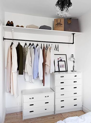 El vestidor es el sueño de todos y no tiene por qué ser una inversión costosa: reutiliza tus muebles e instala un armario para exhibir tu ropa favorita.
