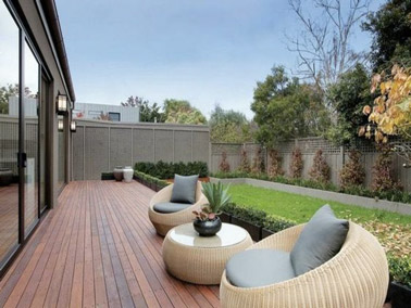 ¡Amueblar la terraza con muebles de jardín de ratán es una buena idea para disfrutar del jardín!  Una decoración exterior ultra elegante con muebles de moda.
