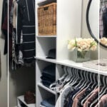 armario organizado, ropa tendida y cesta