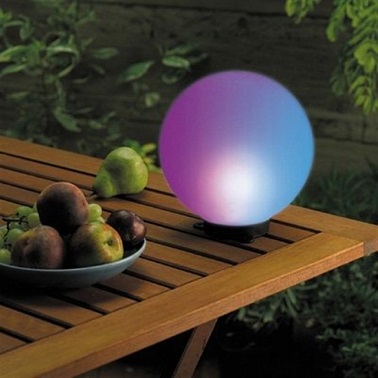 Este globo luminoso colorido se destaca de las luces exteriores tradicionales.  Su diseño redondo y sus colores aportan un aspecto más moderno a la luz que difunde.  Hecho para colocarse sobre una mesa, este globo LED luminoso aporta un lado mágico al jardín.  Los colores difundidos por esta luminaria se cambian aleatoriamente y la velocidad de cambio se puede elegir según los deseos de cada uno.  Ventajas de este globo, se enciende solo en cuanto cae la noche y tiene una duración de batería igual a 10 horas de iluminación.  Flotando en el agua, este globo también puede venir a embellecer la piscina.  Una luz de exterior original y moderna, ¡nos encanta!  La Redoute - Globo Mágico Solar - Diámetro: 20 cm - Precio: 29,90 cada uno