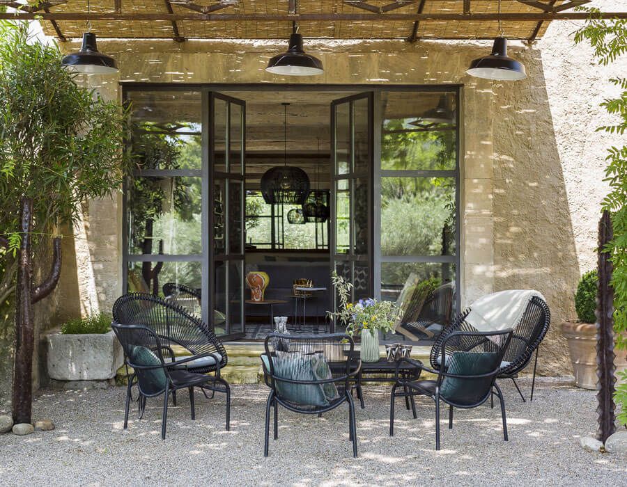 Una base de grava es típica del estilo de patio provenzal.