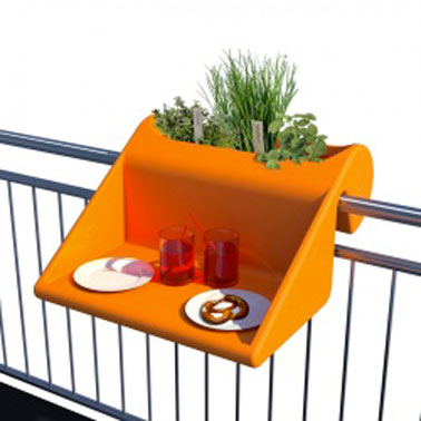 Una buena idea para instalar un pequeño rincón del jardín en un pequeño balcón de la ciudad: una jardinera de balcón de doble función con bandeja de comida