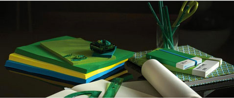 La oficina es el lugar ideal para utilizar el color verde esmeralda: papel, regla, sacapuntas están disponibles en esmeralda en las nuevas colecciones