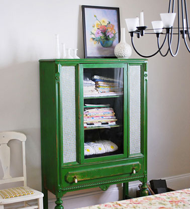 Para estar a la moda en, pinta una alacena, un mueble pequeño en verde esmeralda