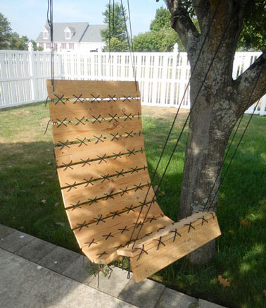 Una silla colgante para hacer en palet para disfrutar del jardín bajo un árbol.  Suspendido de una viga, este sillón encuentra un lugar en la terraza o el balcón. 