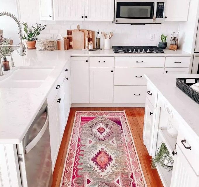 Añade una alfombra de colores para cambiar el aspecto de tu pequeña cocina