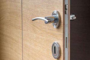 Cómo cambiar la cerradura de una puerta blindada