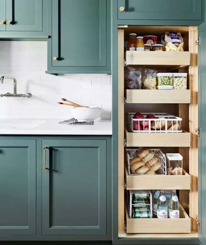Instala un cajón extraíble en la despensa para dar más espacio de almacenamiento a tu cocina