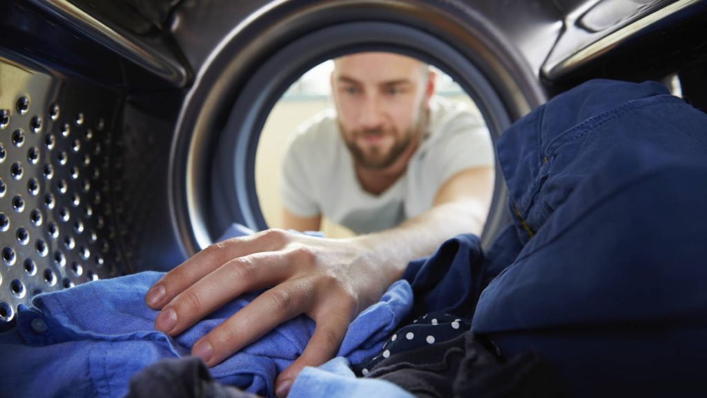 No sobrecargue la lavadora cuando haga una colada