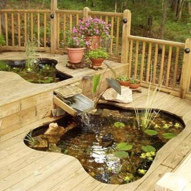 Dispuesta en dos niveles de la terraza de madera de la casa, esta bonita piscina no deja de embellecer la decoración exterior y aporta un ambiente relajante. 
